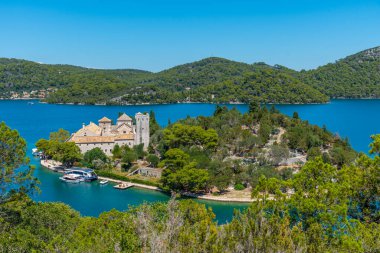 Hırvatistan 'daki Mljet milli parkında Aziz Mary manastırı bulunan küçük bir ada
