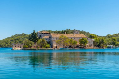 Hırvatistan 'daki Mljet milli parkında Aziz Mary manastırı bulunan küçük bir ada