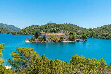 Hırvatistan 'daki Mljet milli parkında Aziz Mary manastırı bulunan küçük bir ada