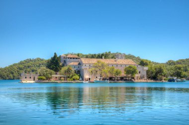 Hırvatistan 'daki Mljet milli parkında Aziz Mary manastırı bulunan küçük bir ada