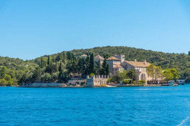 Hırvatistan 'daki Mljet milli parkında Aziz Mary manastırı bulunan küçük bir ada