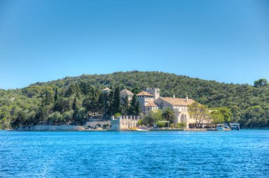 Hırvatistan 'daki Mljet milli parkında Aziz Mary manastırı bulunan küçük bir ada