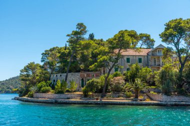 Hırvatistan 'ın Mljet milli parkındaki Veliko Jezero' da tatil evleri