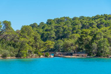 Malo Jezero 'nun turkuaz suyu Hırvatistan' daki Mljet ulusal parkında