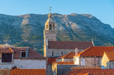 Aziz Mark Katedrali ve Hırvatistan 'ın Korcula kentinin çatıları