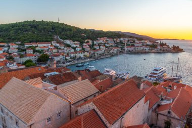 Hırvatistan 'ın Korcula kentindeki çatıların gün batımı manzarası