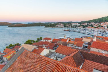 Hırvatistan 'ın Korcula kentindeki çatıların gün batımı manzarası