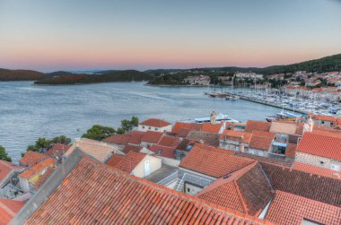 Hırvatistan 'ın Korcula kentindeki çatıların gün batımı manzarası