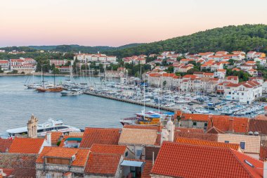 Hırvatistan 'ın Korcula kentindeki çatıların gün batımı manzarası