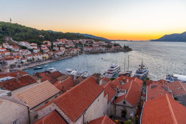 Hırvatistan 'ın Korcula kentindeki çatıların gün batımı manzarası