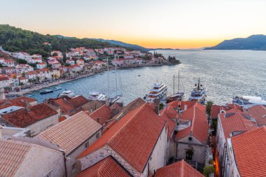 Hırvatistan 'ın Korcula kentindeki çatıların gün batımı manzarası