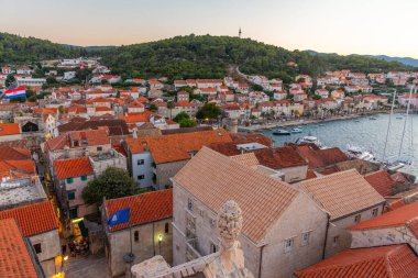 Hırvatistan 'ın Korcula kentindeki çatıların gün batımı manzarası