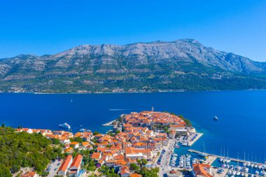 Hırvat kasabası Korcula ve Sveti Ilija dağının hava manzarası