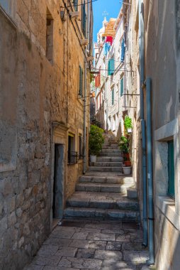 Hırvatistan 'ın eski Korcula kentinde dar bir sokak manzarası