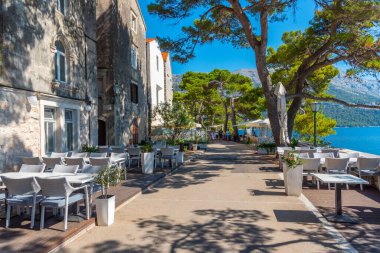 Hırvatistan 'ın eski Korcula kentinde sahil yürüyüşü