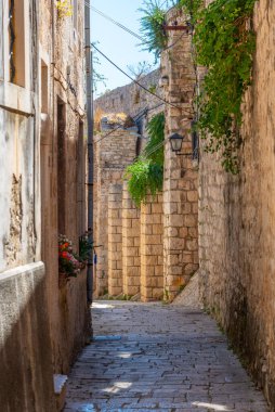 Hırvatistan 'ın eski Korcula kentinde dar bir sokak manzarası