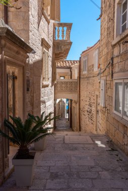 Hırvatistan 'ın eski Korcula kentinde dar bir sokak manzarası