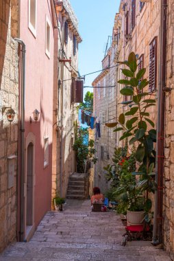 Hırvatistan 'ın eski Korcula kentinde dar bir sokak manzarası
