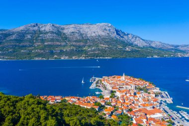 Hırvat kasabası Korcula ve Sveti Ilija dağının hava manzarası