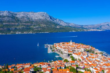 Hırvat kasabası Korcula ve Sveti Ilija dağının hava manzarası