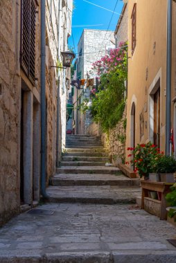 Hırvatistan 'ın eski Korcula kentinde dar bir sokak manzarası