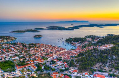 Hırvatistan 'daki Hvar ve Paklinski adalarının gün batımı manzarası
