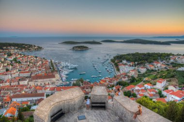 Hırvatistan 'daki Hvar ve Paklinski adalarının gün batımı manzarası