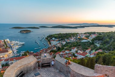 Hırvatistan 'daki Hvar ve Paklinski adalarının gün batımı manzarası
