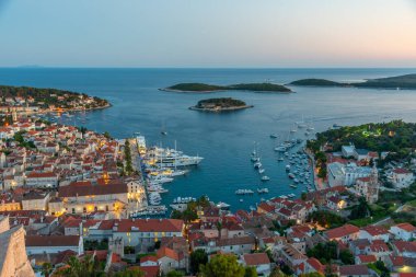 Hırvatistan 'daki Hvar ve Paklinski adalarının gün batımı manzarası