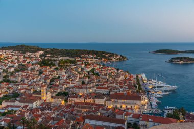 Hırvatistan 'daki Hvar ve Paklinski adalarının gün batımı manzarası