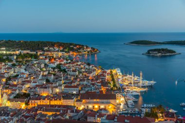 Hırvatistan 'daki Hvar ve Paklinski adalarının gün batımı manzarası