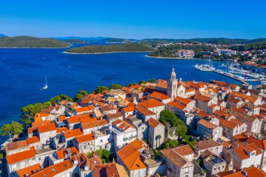 Aziz Mark Katedrali ve Hırvatistan 'ın Korcula kentinin çatıları