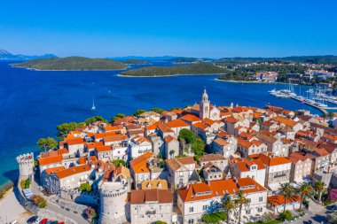 Aziz Mark Katedrali ve Hırvatistan 'ın Korcula kentinin çatıları