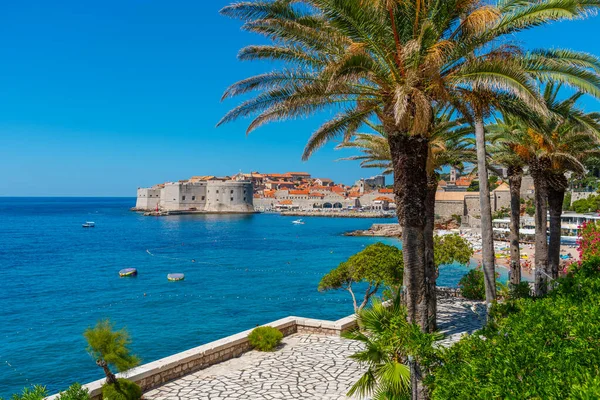 Hırvatistan 'da bir plajın arkasındaki Dubrovnik' in hava manzarası