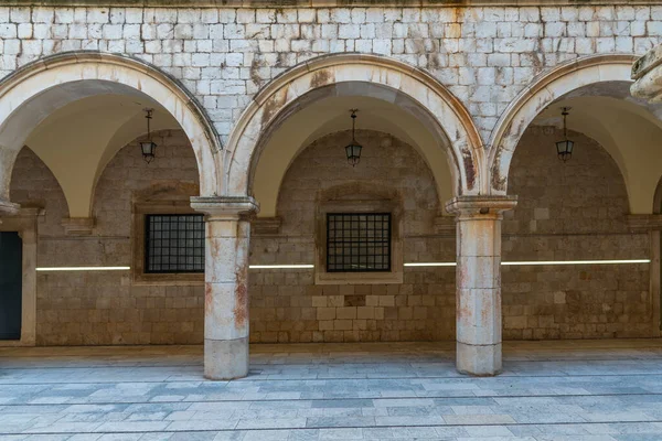 Hırvatistan 'ın Dubrovnik kentindeki Sponza sarayının iç avlusu