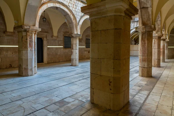 Hırvatistan 'ın Dubrovnik kentindeki Sponza sarayının iç avlusu