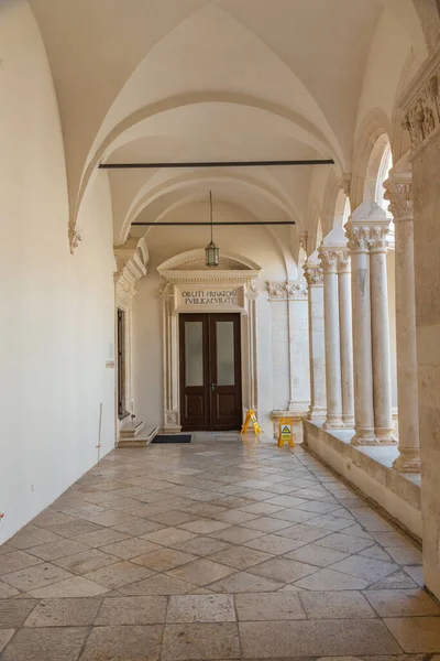 Hırvatistan 'ın Dubrovnik kentindeki Rektör Sarayı' nın iç avlusu