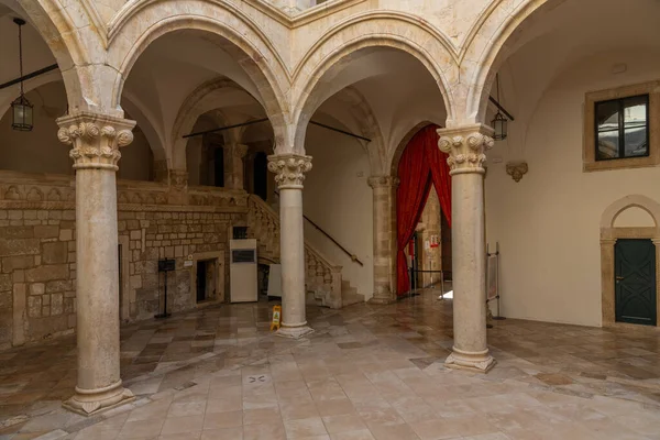 Hırvatistan 'ın Dubrovnik kentindeki Rektör Sarayı' nın iç avlusu