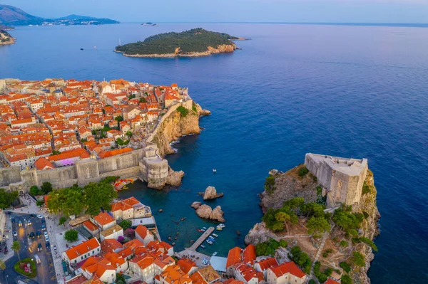 Hırvat kasabası Dubrovnik, Lovrijenac kalesi ve Lokrum adasının günbatımı manzarası