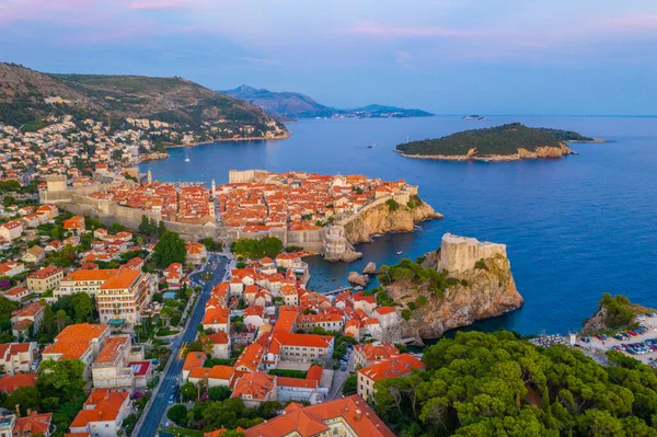 Hırvat kasabası Dubrovnik, Lovrijenac kalesi ve Lokrum adasının günbatımı manzarası