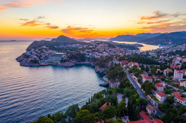 Hırvatistan 'ın Dubrovnik kentinin çağdaş kesiminin günbatımı hava manzarası