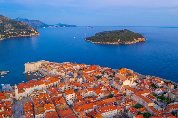 Hırvat kasabası Dubrovnik ve Lokrum adasının günbatımı manzarası