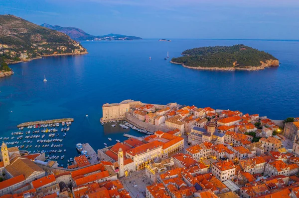 Hırvat kasabası Dubrovnik ve Lokrum adasının günbatımı manzarası