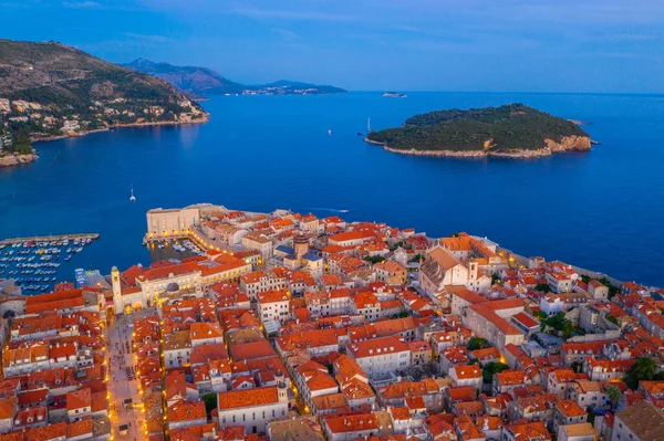 Hırvat kasabası Dubrovnik ve Lokrum adasının günbatımı manzarası