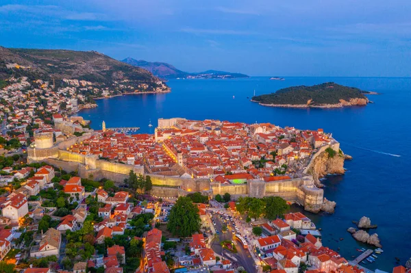 Hırvat kasabası Dubrovnik ve Lokrum adasının günbatımı manzarası