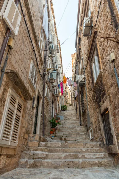 Hırvatistan 'ın Dubrovnik kentinin tarihi merkezinde dar bir sokak manzarası