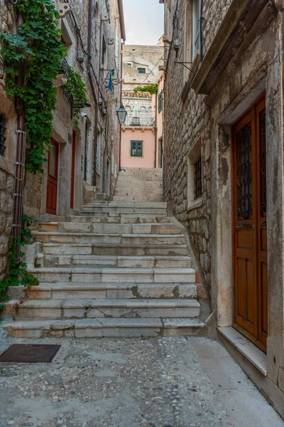 Hırvatistan 'ın Dubrovnik kentinin tarihi merkezinde dar bir sokak manzarası