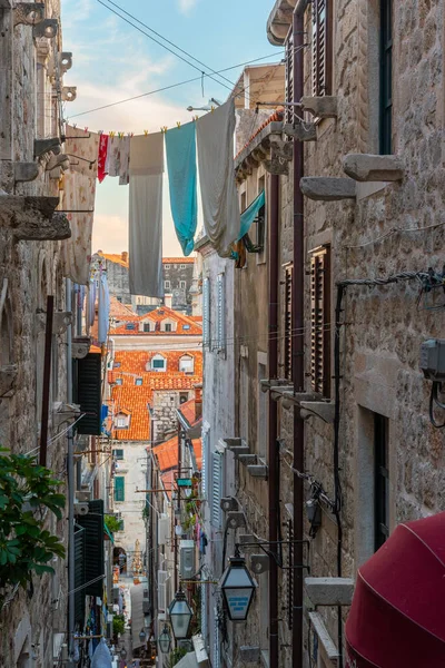 Hırvatistan 'ın Dubrovnik kentinde dar bir sokakta çamaşırhane asılı.