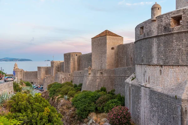 Hırvat kasabası Dubrovnik 'in güçlendirilmesinin gün batımı manzarası