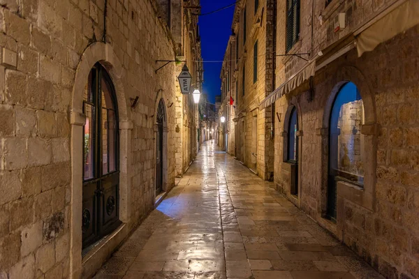 Vista Nocturna Una Calle Estrecha Centro Histórico Dubrovnik Croacia — Foto de Stock